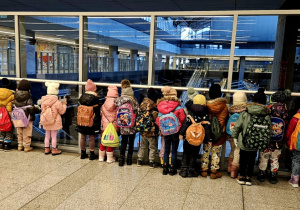 Dzieci oglądają dworzec