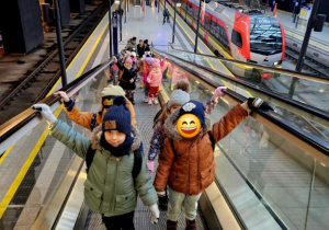 Dzieci na ruchomych schodach