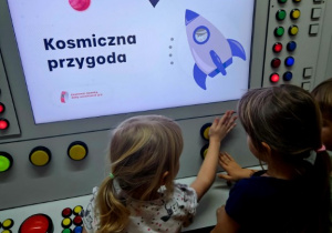 Dziewczynka korzysta ze sprzętu interaktywnego