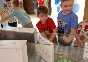 Chłopcy eksperymentują z wodą