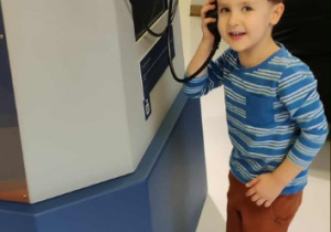 Chłopiec słucha dźwięków kosmosu