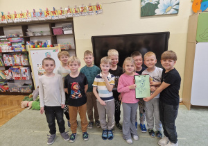 grupa dzieci prezentuje misia któremu każdy z nich dorysował jeden element według własnego pomysłu