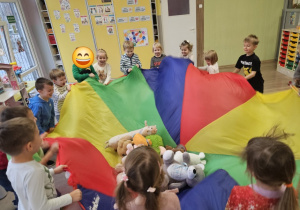 Dzieci bawią się chustą animacyjną