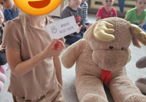 Dziewczynka prezentuje kolejne zadanie