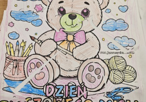 Pokolorowany obrazek misia ułożony z puzzli