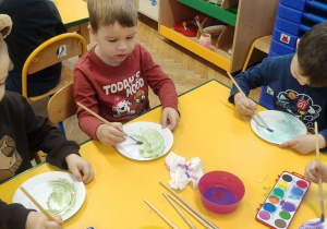 Dzieci malują talerzyki
