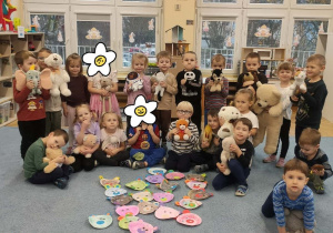 Dzieci pozują do zdjęcia ze swoimi misiami