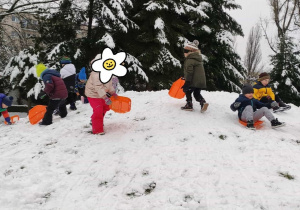 Dzieci zjeżdżają z górki