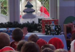 Mikołaj za oknem przedszkola