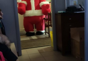 W drzwiach stoi ogromny dmuchany Mikołaj