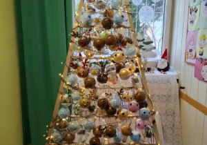 Choinka przedszkolna z bombkami wykonanymi przez dzieci