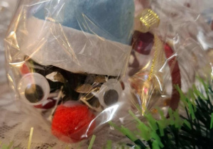 Mikołajek z szyszki i bombka