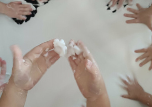 Dzieci bawią się masą sensoryczną