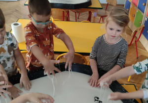 Dzieci bawią się masą