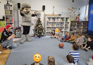 Dzieci z grupy Skrzaty rozmawiają z koszykarzami