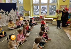 Chłopiec z grupy Motylki uczy sie kręcić piłkę na palcu