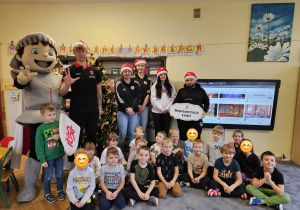 Dzieci z grupy Pszczółki na wspólnym zdjęciu z koszykarzami, maskotką klubu i choinką