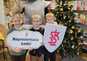 trzech chłopców z maskotką klubu