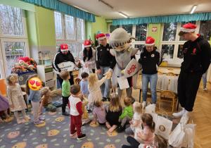Dzieci otrzymują niespodzianki od sportowców
