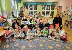 Dzieci z grupy Żabki na wspólnym zdjęciu z koszykarzami