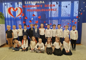 Grupa Pszczólki na tle dekoracji z okazji Narodowego Święta Niepodległości