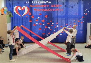 Dzieci podczas tańca z szarfami