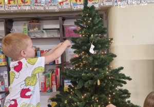Dzieci dekorują choinkę