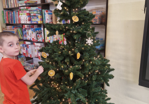 Dzieci dekorują choinkę