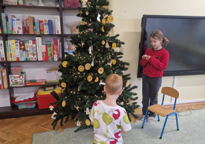 Dzieci dekorują choinkę
