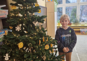 Dzieci dekorują choinkę