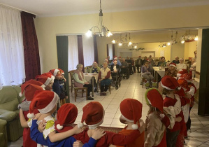 Dzieci tańczą i spiewają swiąteczne piosenki
