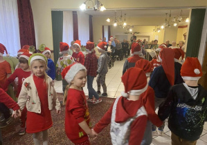 Dzieci tańczą i spiewają swiąteczne piosenki