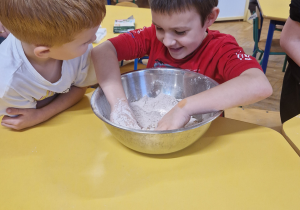 Chłopcy zagniatają ciasto na pierniki