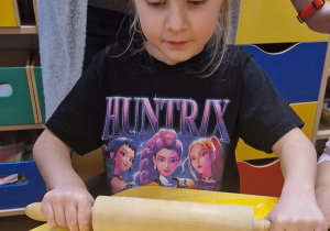 Dziewczynka wałkuje ciasto