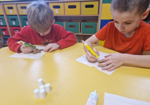 Chłopcy dekorują pierniczki