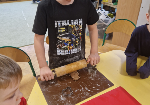 Chłopiec wałkuje ciasto