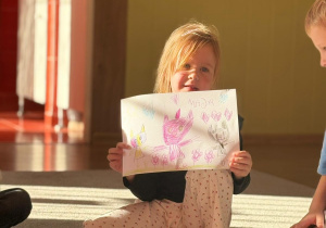 Dziewczynka prezentuje obrazek.