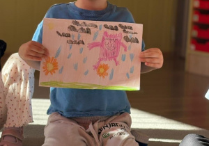 Chłopiec prezentuje obrazek.