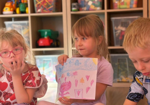 Dziewczynka prezentuje obrazek.