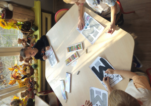 Dzieci malują literę M