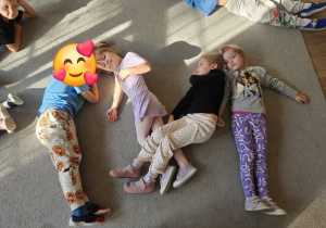 Dzieci leżą na dywanie