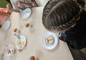 Dziewczynka stworzyła na kanapce literę T