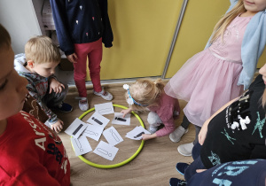 Dzieci bawią się literkami