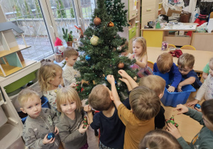 Dzieci ubierają choinkę