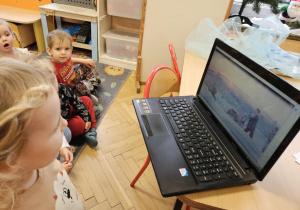 Dzieci oglądają film od świętego Mikołaja