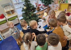 Dzieci ubierają choinkę