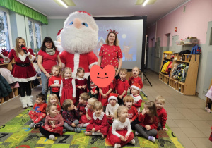 Dzieci pozują z dmuchanym Mikołajem