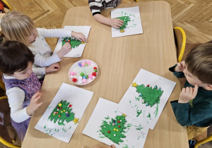 Dzieci malują choinki