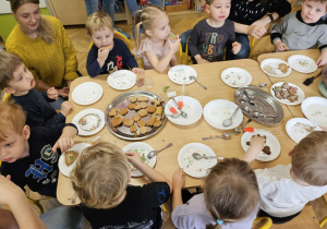 Dzieci zjadają pierniczki