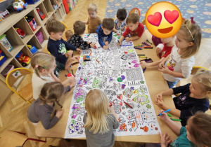 Dzieci kolorują świąteczną kolorowankę